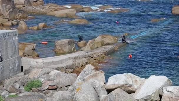 Δύτες Στο Cabo Falcoeiro Στη Ribeira Στις Ισπανικές Ακτές Του — Αρχείο Βίντεο