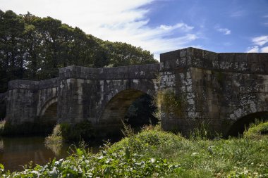 Birkaç kemerli eski taş köprü