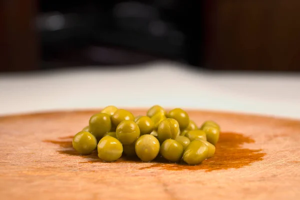 新鮮なエンドウ豆と小さな丸い木製のボード — ストック写真