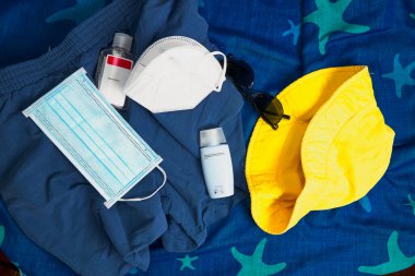 Mayo, pareo, şapka ve Covid-19 maskeli plaj aksesuarları.