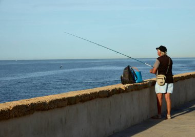 Alameda ve Cadiz Körfezi. Alameda, fıskiyeli bir bahçe setidir. Bu parkta, birçok insan spor yapar, yürüyüşe çıkar ya da balık tutar..