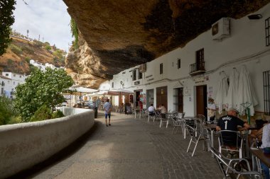 Setenil de las Bodegas (İspanya). 14 Eylül 2020. Cdiz ilinin pitoresk kasabası. Setenil 'in evleri kayaların üzerine inşa edilmiştir. Taş onun çatısı ve sırtıdır..