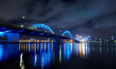Da Nang, Vietnam - 02 Mart 2020 Ejderha Köprüsü ile şehrin gece panoraması