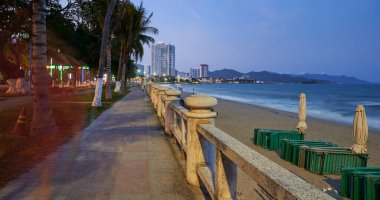 Nha Trang, Vietnem - MAR 06, 2020: Uzun pozlama, plajlı gece manzarası ve Nha Trang 'daki oteller