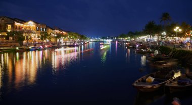 Hoi An, Vietnem - MAR 04, 2020: Hoi An şehrinin yüzen tekneleriyle uzun gece manzarası