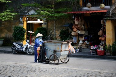 Hoi An, Vietnem - MAR 05, 2020: Hoi An sokaklarını temizleyen Vietnamlı kadın