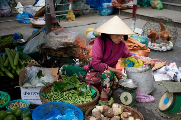 Hoi Vietnem Mar 2020 Mujer Vietnamita Vendiendo Verduras Mercado Hoi —  Fotos de Stock