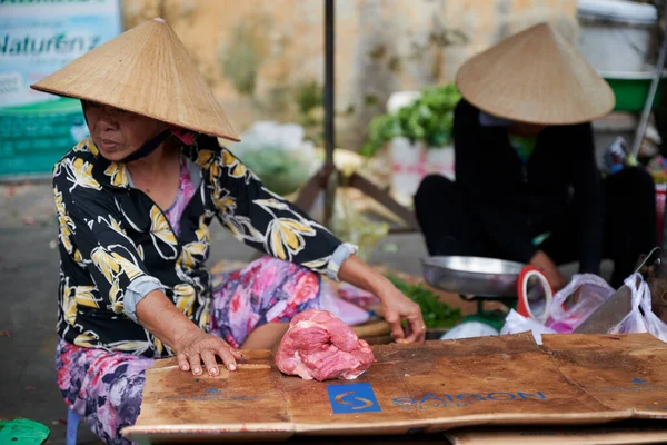 ホイアン ベトナム 2020年3月5日 ホイアンの市場で肉を販売するベトナム人女性 — ストック写真