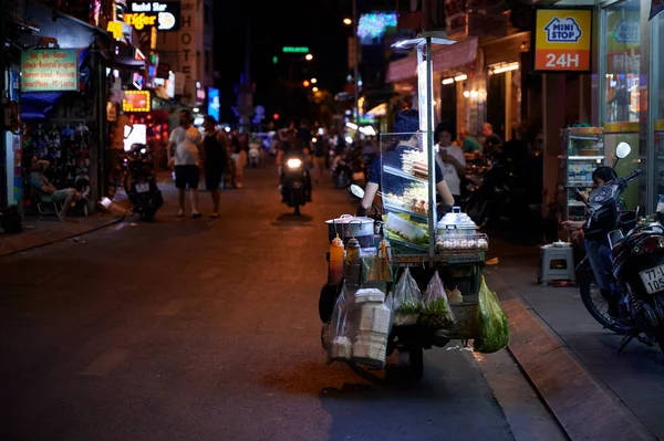 ベトナムホーチミン2020年3月11日 ベトナム人男性がバイクで食べ物を販売 — ストック写真