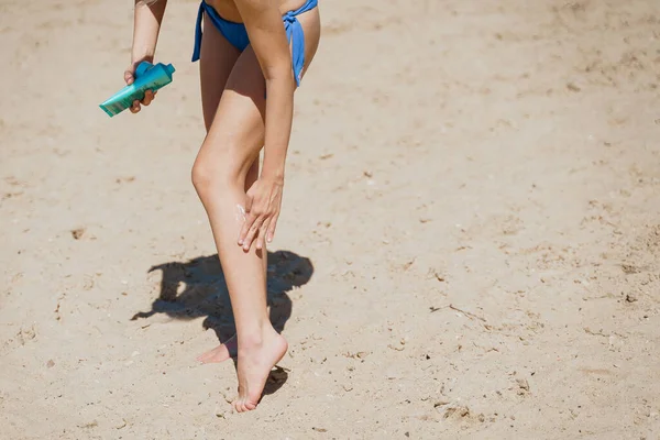 Zonnebrandcrème vrouw zet zonnecrème voor het strand ontspannen onder de brandende zon. Zonnebrandcrème concept. — Stockfoto