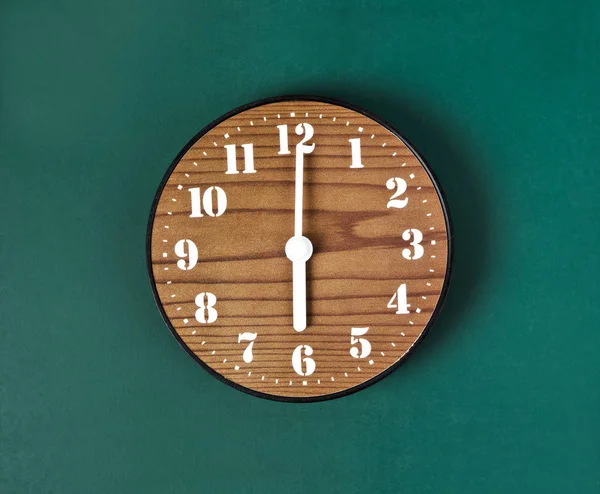 テキストやメッセージの空き領域を持つ緑色の基板背景にレトロな時計を閉じる — ストック写真