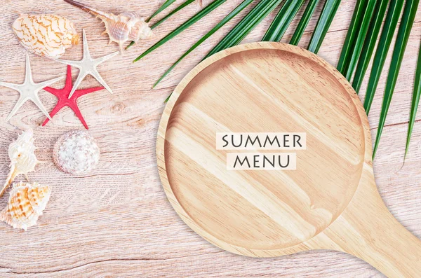 Zomer Menu Geschreven Houten Plaat Met Zomer Achtergrond — Stockfoto