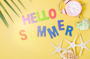 Yaz parlak renk güzel arka plan üzerinde ahşap metinle Merhaba.