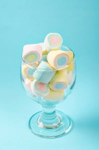 Kolorowe Mini Marshmallows Nowoczesne Szkło Niebieskim Tle — Zdjęcie stockowe