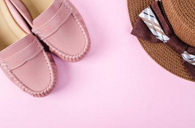 Ayakkabı ve metin veya ileti güzel arka plan üzerinde boş alan kadınlarla şapka. Moda kadın kavramı.