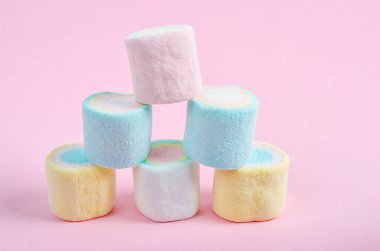 Pembe bir arka plan üzerinde renkli hatmi.