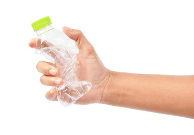 Plastik şişeleri geri dönüşüm sıkılmış bir el Beyaz zemin üzerine izole kaydetmek kırpma yolu.