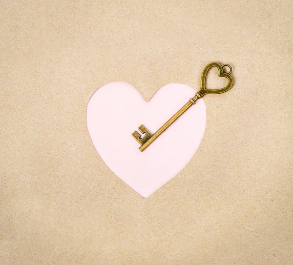 Velho Vintage Chave Fundo Papel Coração Rosa Conceito Amor — Fotografia de Stock