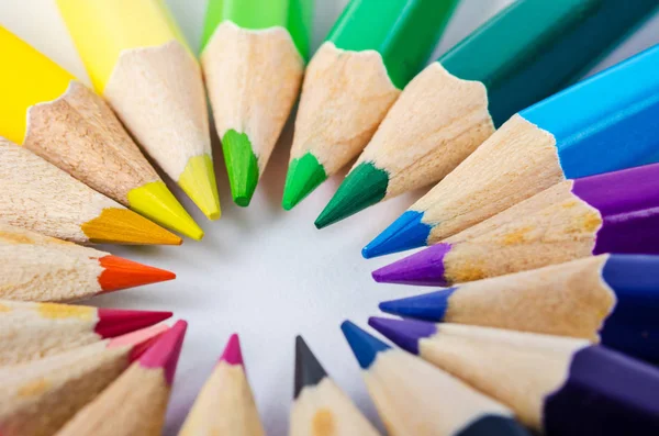 배경에 색상환의 색깔을 배열하는 색연필 — 스톡 사진