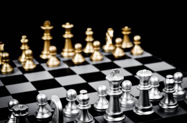 satranç oyun yüz siyah arka plan (Konsept şirket stratejisi, iş zafer veya karar için başka bir gümüş takım ile)