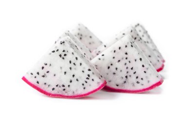 Beyaz arka planda taze ejderha meyvesi