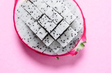 Pembe arka planda taze ejderha meyvesi