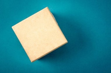 Mavi arkaplanda izole edilmiş mevcut bir kutu paketinin üst görünümü.