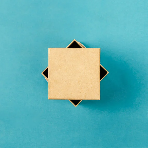 Vista Superior Paquete Caja Actual Aislado Sobre Fondo Azul — Foto de Stock