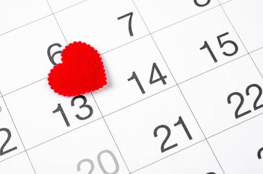 14 Şubat 2019 'u kapat ve hatırlatma için kırmızı kalp, sevgililer günü konsepti..