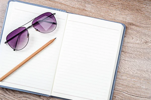 Libro Abierto Con Páginas Vacías Blanco Gafas Sol Lápiz Sobre —  Fotos de Stock