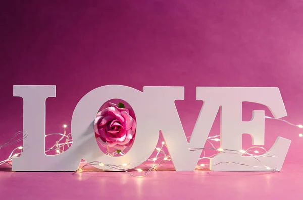 Weiße Liebe Text Holz Und Led Licht Mit Rosa Rose — Stockfoto