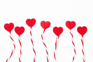 Beyaz arka planda izole edilmiş kırmızı kalp, Sevgililer Günü konsepti.