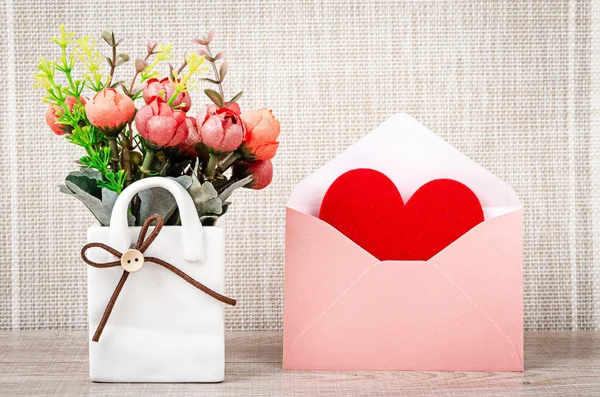 Forma Corazón Rojo Tela Sobre Rosa Con Flor Sobre Fondo — Foto de Stock