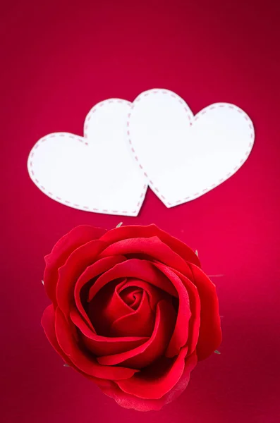 Rote Rose Und Weißes Herz Auf Rotem Hintergrund Valentinskonzept — Stockfoto