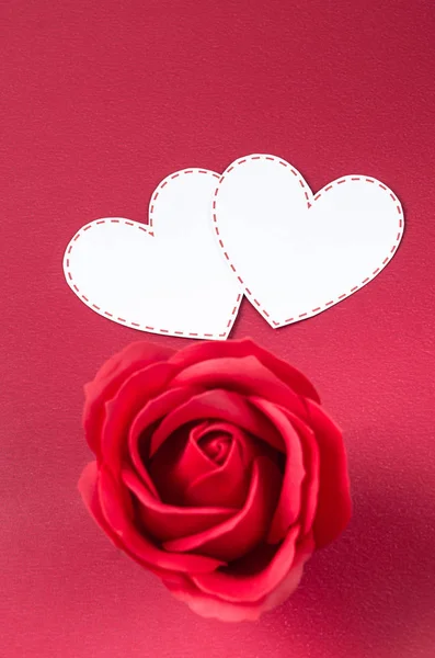 Λευκά Κάρτα Σχήμα Καρδιάς Κόκκινο Τριαντάφυλλο Κόκκινο Φόντο Valentine Έννοια — Φωτογραφία Αρχείου