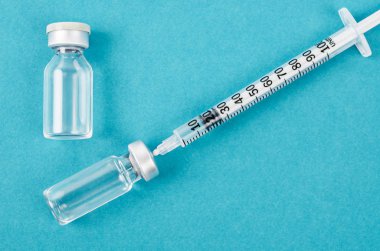 Aşı flakon doz iğne şırınga ile.