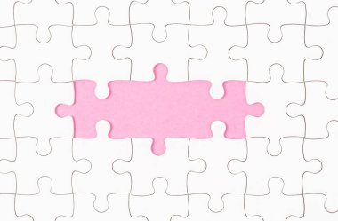 Tamamlanmamış beyaz jigsaw puzzle kurulu.