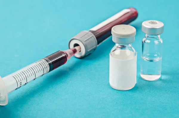 Frasco de medicamento para injeção e amostra de sangue para teste . — Fotografia de Stock