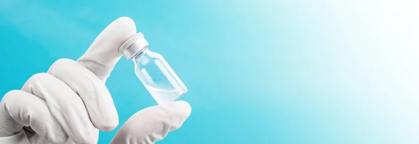 Geneeskunde fles voor injectie in de hand met witte handschoen. — Stockfoto