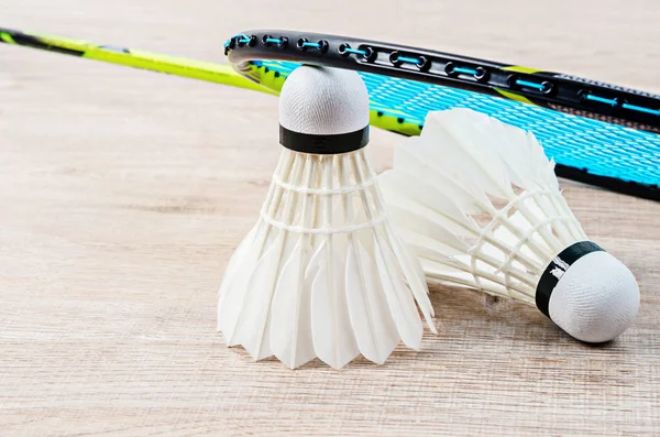 Close up shuttlecock e racchetta badminton . — Foto Stock