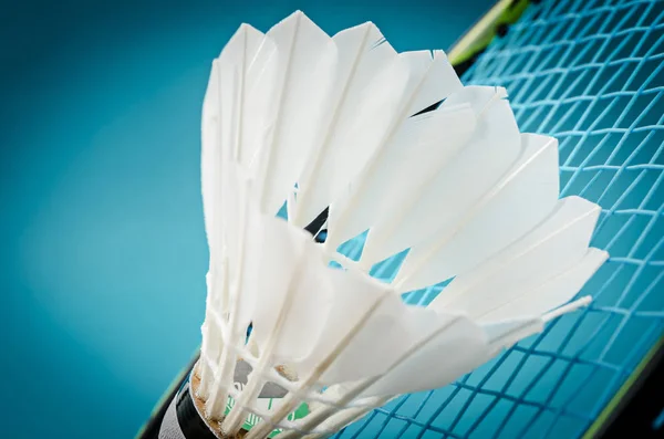 Fechar Shuttlecock e badminton raquete . — Fotografia de Stock