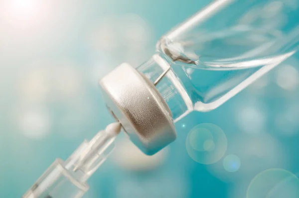 Dosis del vial de vacuna con jeringa para aguja, concepto médico vaccinati —  Fotos de Stock