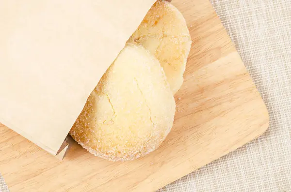 Ekmek ve tereyağı kağıt torbaiçinde tatlı.