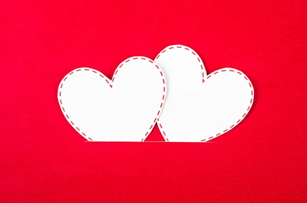 Vitt hjärta papper på rött. — Stockfoto