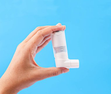 Beyaz astım inhaler tutan kişi.