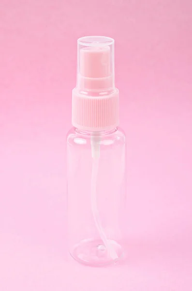 Spray de botella de plástico rosa claro . — Foto de Stock