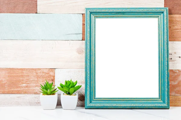 Marco de fotos vintage en blanco en la pared de madera con planta de cactus . —  Fotos de Stock