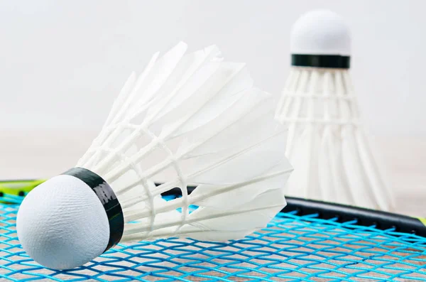 Fechar Shuttlecock e badminton raquete . — Fotografia de Stock