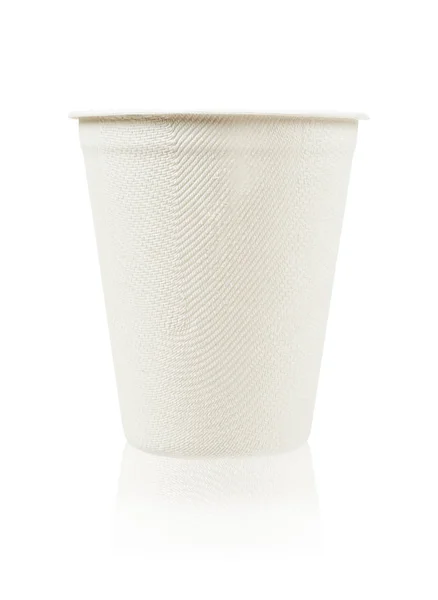 Склянка води з багасею на білому тлі — стокове фото