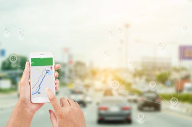navigasyon haritasının bir kısmını gösteren bir akıllı telefon tutan kadın elleri